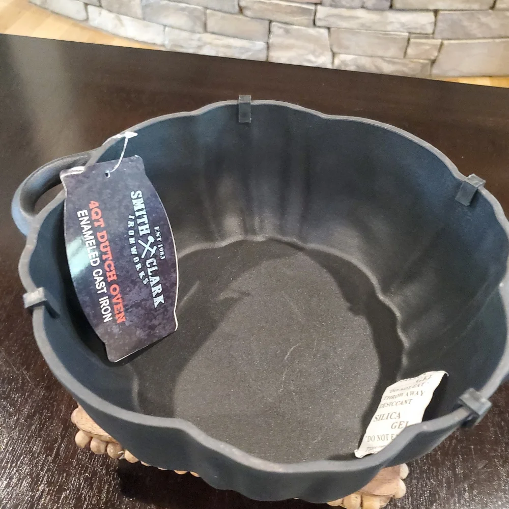 Black Pumpkin Dutch Oven-NWT